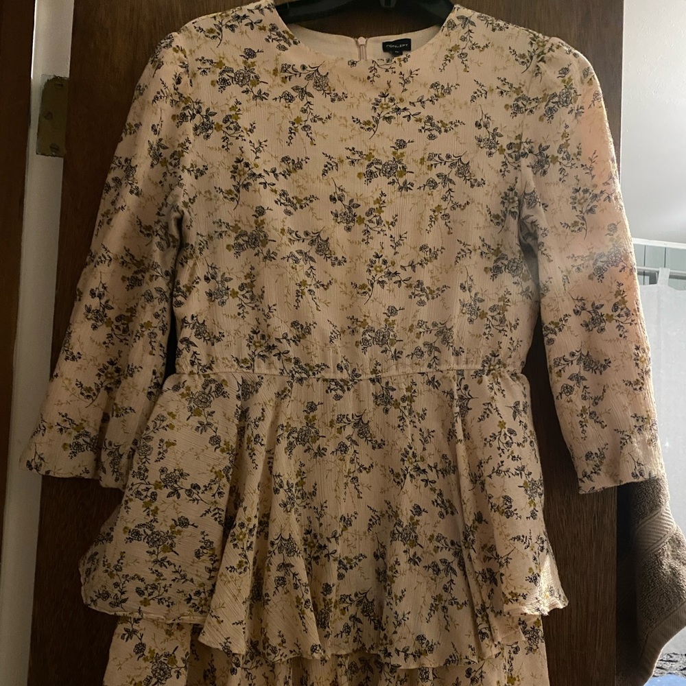 Selling women's dress. Hardly worn, in excellent condition.